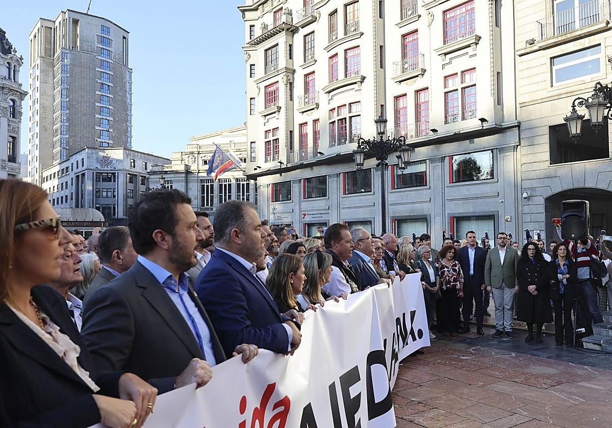 Llegada de la manifestación del 17-O a la plaza de la Escandalera (Oviedo), el viernes con los líderes sindicales y empresariales tras la pancarta y el Consejo de Gobierno al fondo.