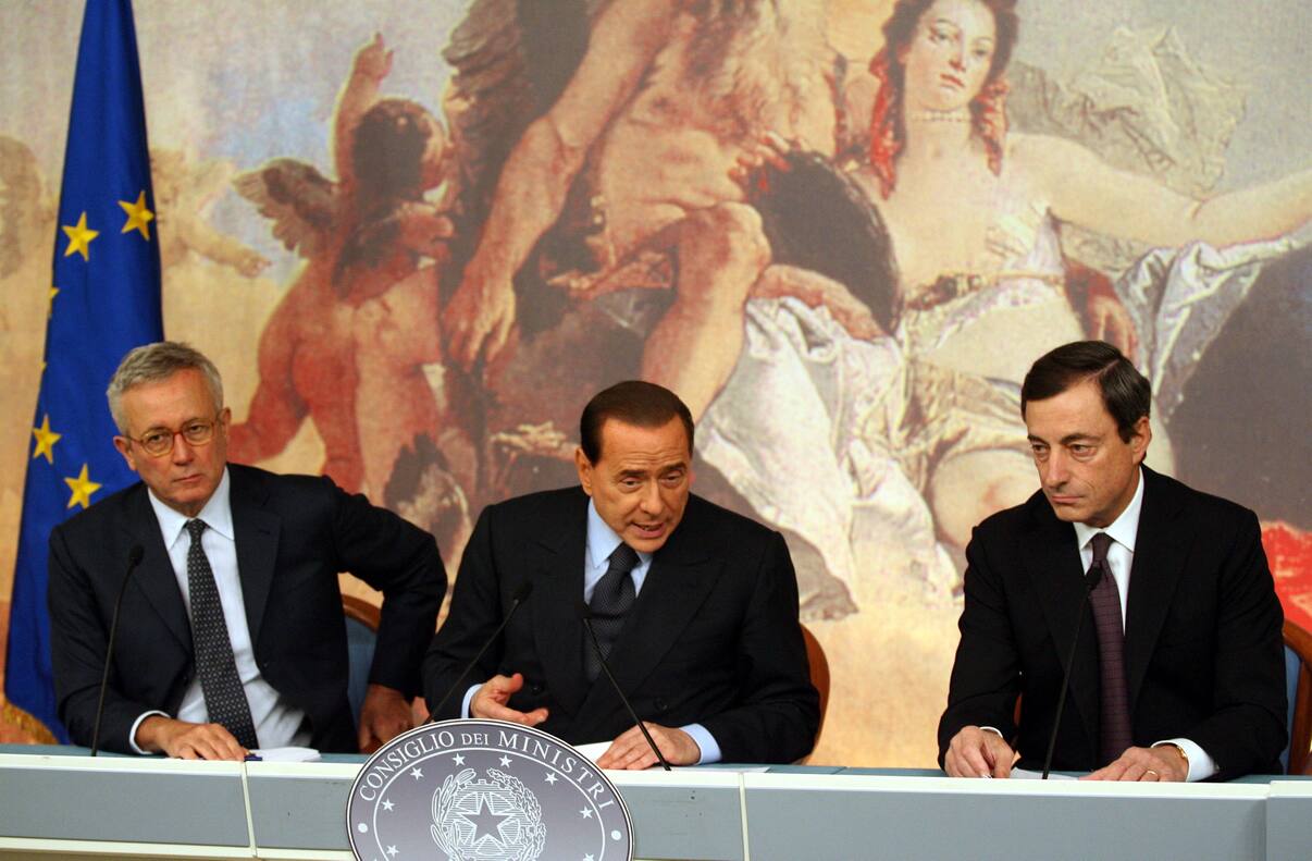 Propuesto por el gobierno de Berlusconi, es nombrado como gobernador del Banco de Italia en 2005.