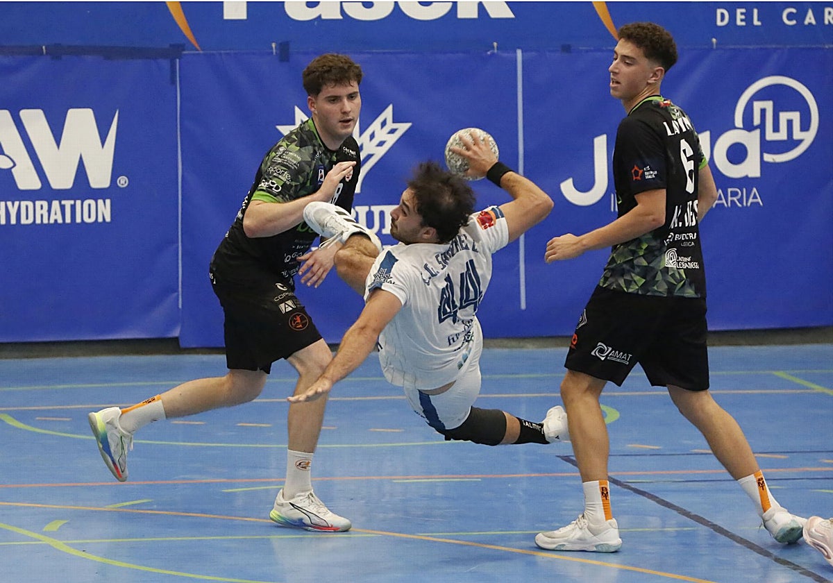 César Sánchez, en una de las muchas acciones individuales que protagonizó en el partido.