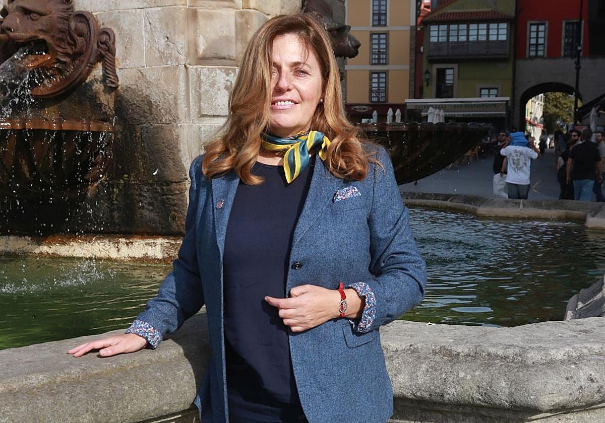 La edil socialista, en la fuente de Pelayo de la plaza del Marqués.