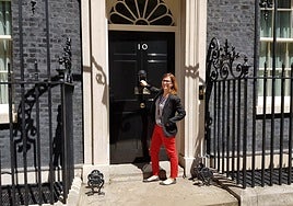 La consultora langreana 'picando' a la puerta del Nº 10 de Downing Street, la histórica residencia de los primeros ministros británicos.