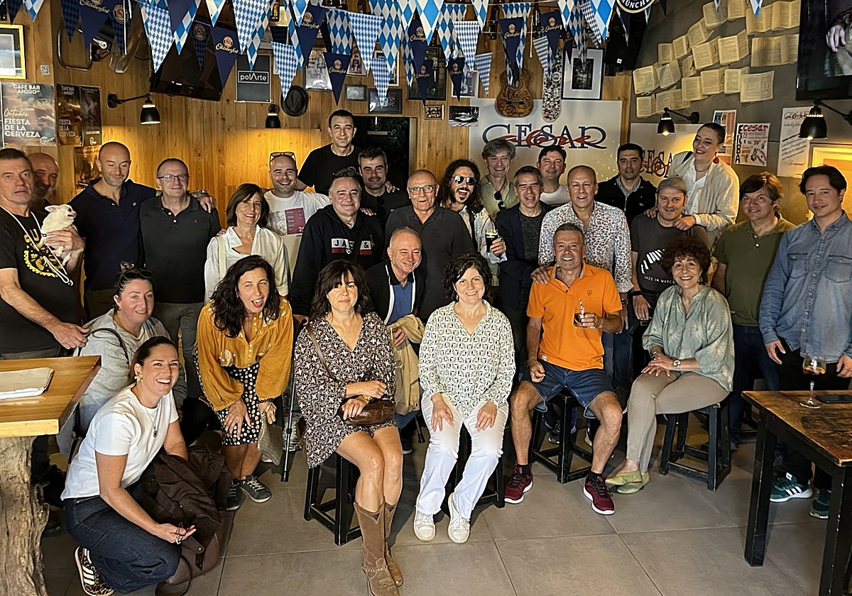 Los «jóvenes de La Pola» en el reecuentro para recordar el Abre y sus historia en el Amigo.