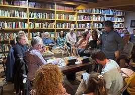Fulgencio Argüelles, a la izquierda, durante la presentación.