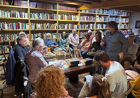 Fulgencio Argüelles, a la izquierda, durante la presentación.