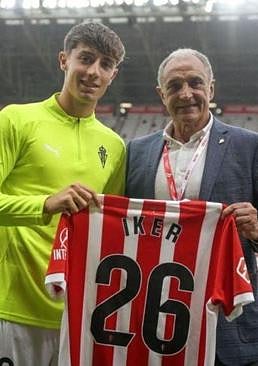 Imagen - Iker Martínez y Joaquín Alonso posan el día del debut del lateral con el primer equipo.