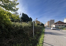 Terrenos afectados por el nuevo planeamiento junto a la avenida de Gijón, con Les Campes al fondo.