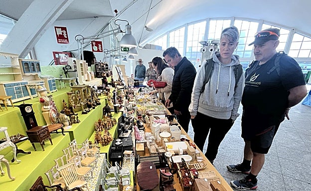 Público ante los puestos tras la apertura de la feria, en la plaza cubierta de La Pola.