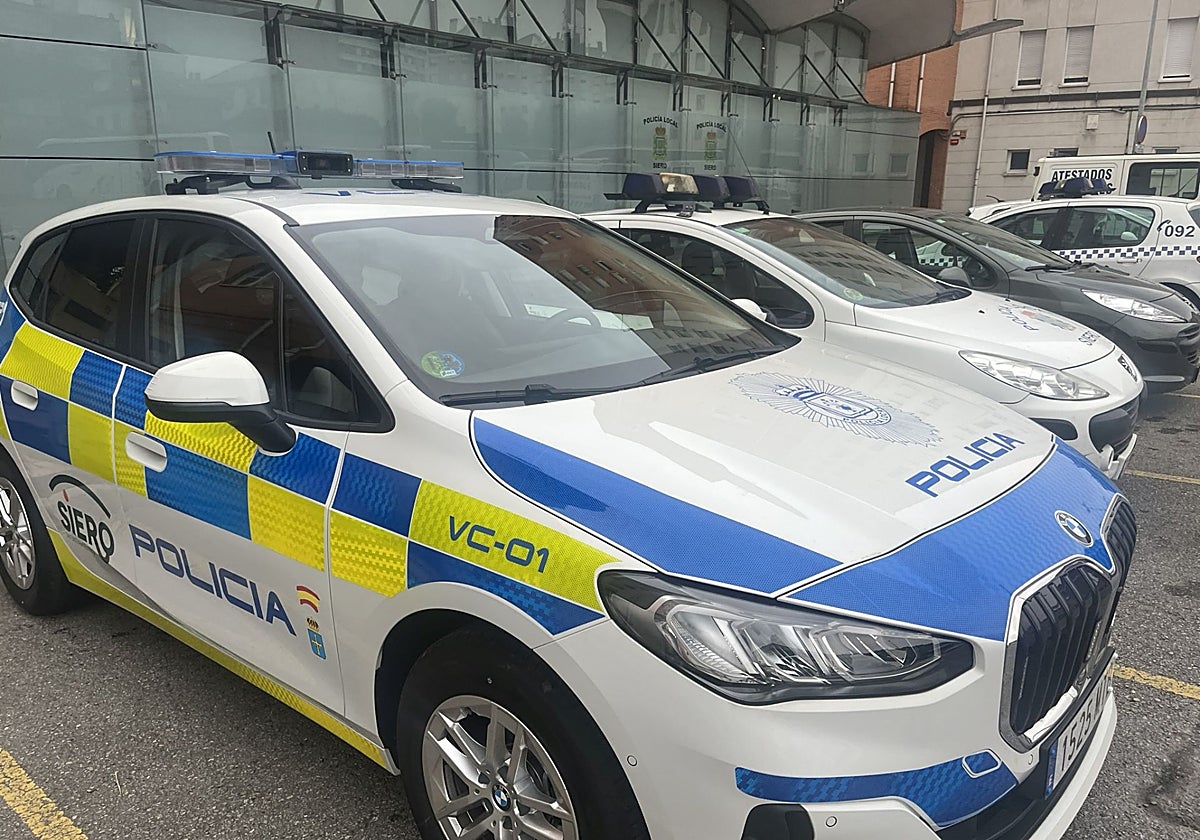 Coches patrulla de la Policía Local de Siero.