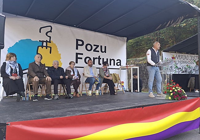 Los galardonados de este año: Esther López, Manuel García 'El Polesu, Severino Arias y Mari Luz Fernández, junto al alcalde de Mieres, Manuel Ángel Álvarez, y la directora general de Memoria Democrática del Principado