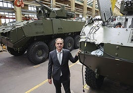 El jefe de planta de la fábrica de armas de Trubia, Raúl Marcos, en la factoría donde se ensamblan los VCR 8x8 Dragón para el Ejército.