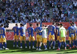 Los jugadores del Real Avilés celebran con su afición el triunfo en Zamora.