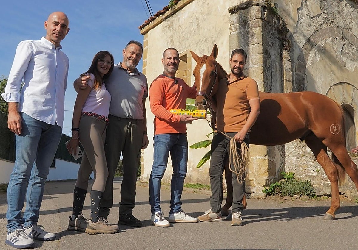 El director del Patronato Deportivo Municipal de Siero, Virginio Ramírez, junto a Sara García, Alberto Riesgo (padre), el alcalde Ángel García y Alberto Riesgo (hijo).