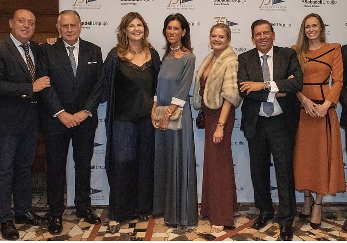 La directiva del Club de Tenis de Oviedo en la cena de gala.