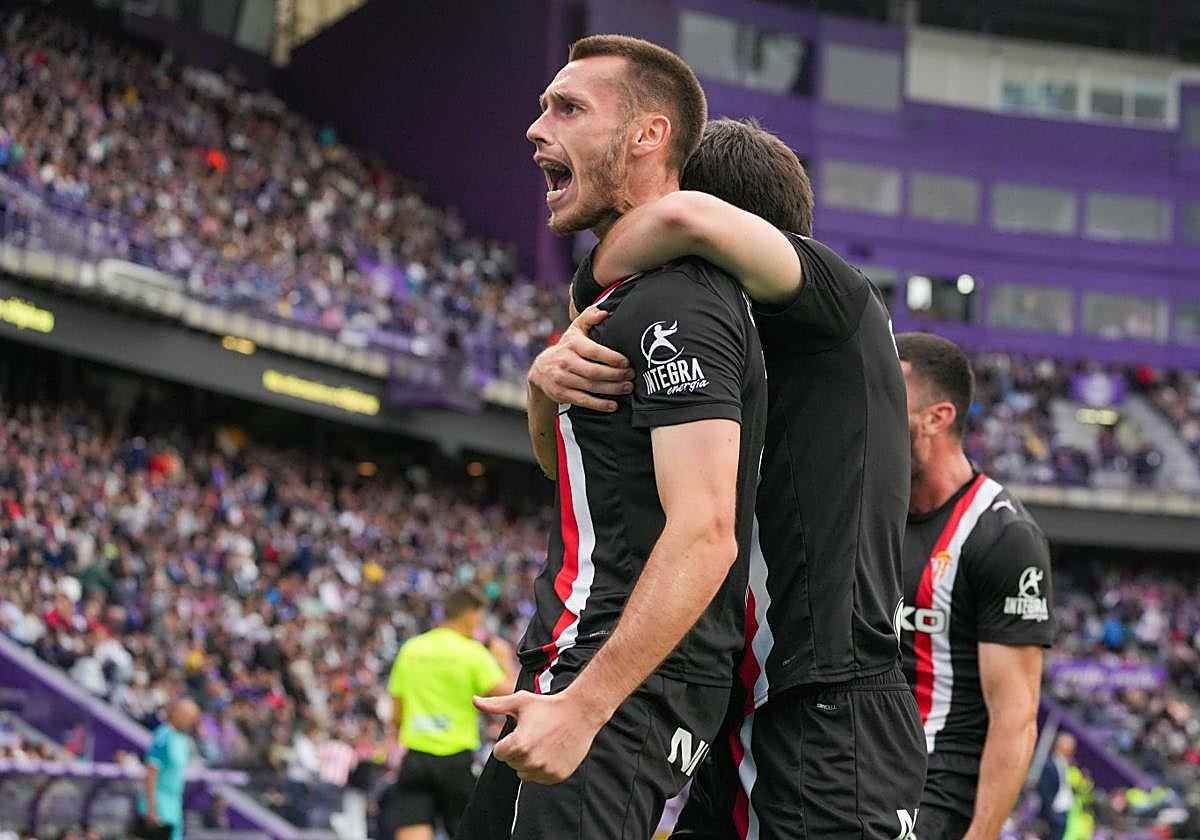 Guille Rosas se abraza a Dubasin después de que el catalán anotara el tercer gol en el José Zorrilla.