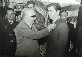 El presidente del Sporting Carlos Méndez Cuervo impone a José González la insignia de oro del Real Gijón de entonces.