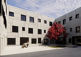 Patio abierto del reformado Albergue Covadonga, que será totalmente privado y dejará de tener un frente comunicado con el parking cuando concluyan sus obras en 2028.