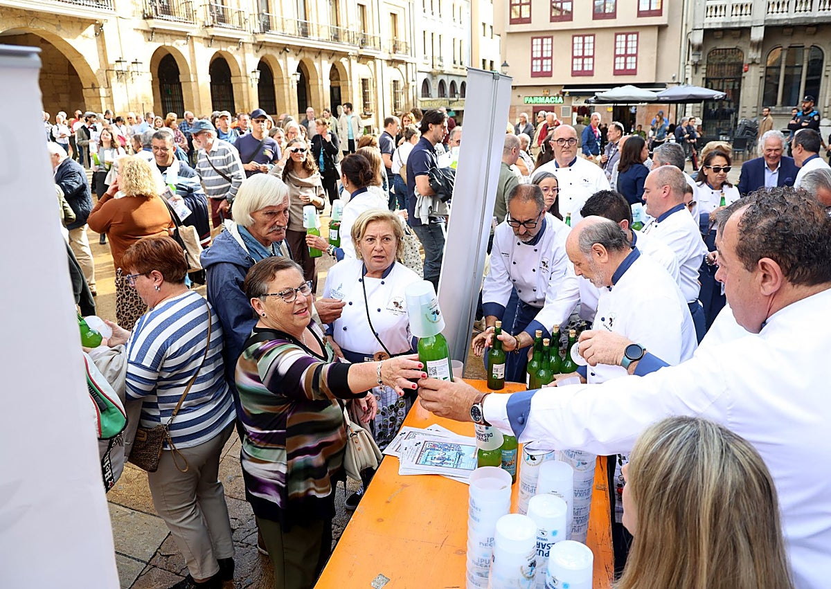 Imagen secundaria 1 - Brindis por el Desarme en Oviedo y un objetivo para 2031
