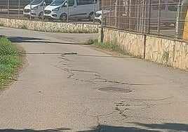 El camino C-133 de Albandi dañado, en Carreño