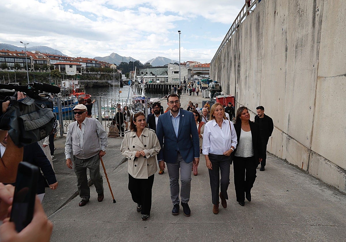 La delegada del Gobierno en Asturias, Adriana Lastra; el presidente del Principado, Adrián Barbón; la viuda de Antonio Trevín, Luisa Fernández Lledías, y la vicepresidenta del Principado, Gimena Llamedo.