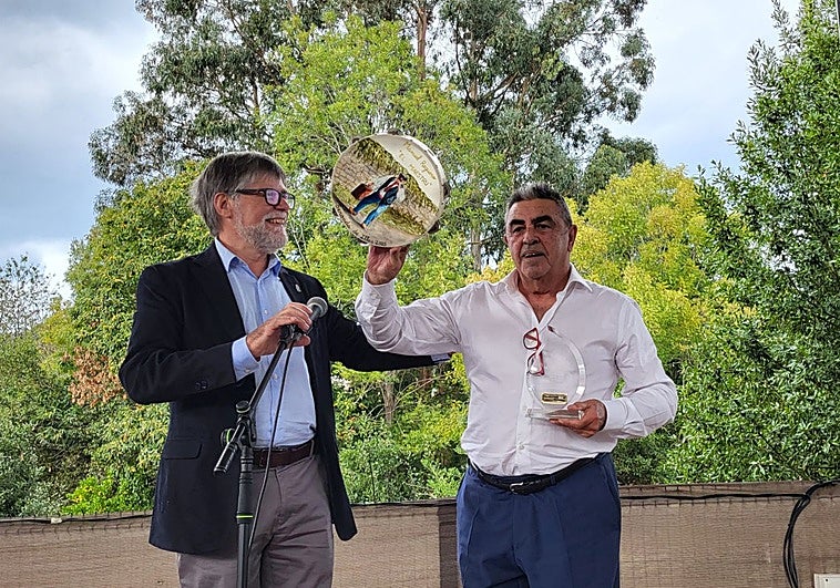 Alberto Tirador y José Manuel Reguero, tras el homenaje.