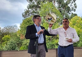Alberto Tirador y José Manuel Reguero, tras el homenaje.