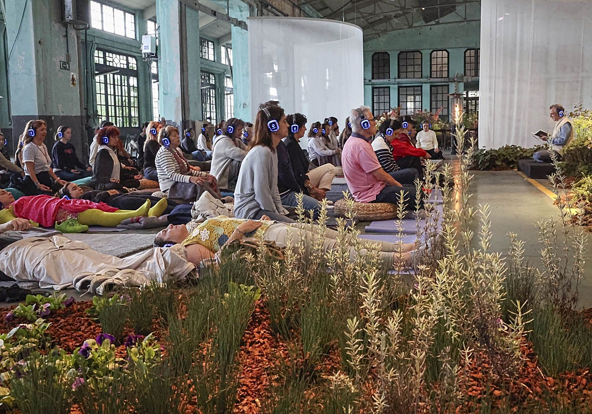 Tomás Zorzo guió una meditación en la Fábrica que sirvió para reflexionar sobre la filosofía de Byung-Chul Han.