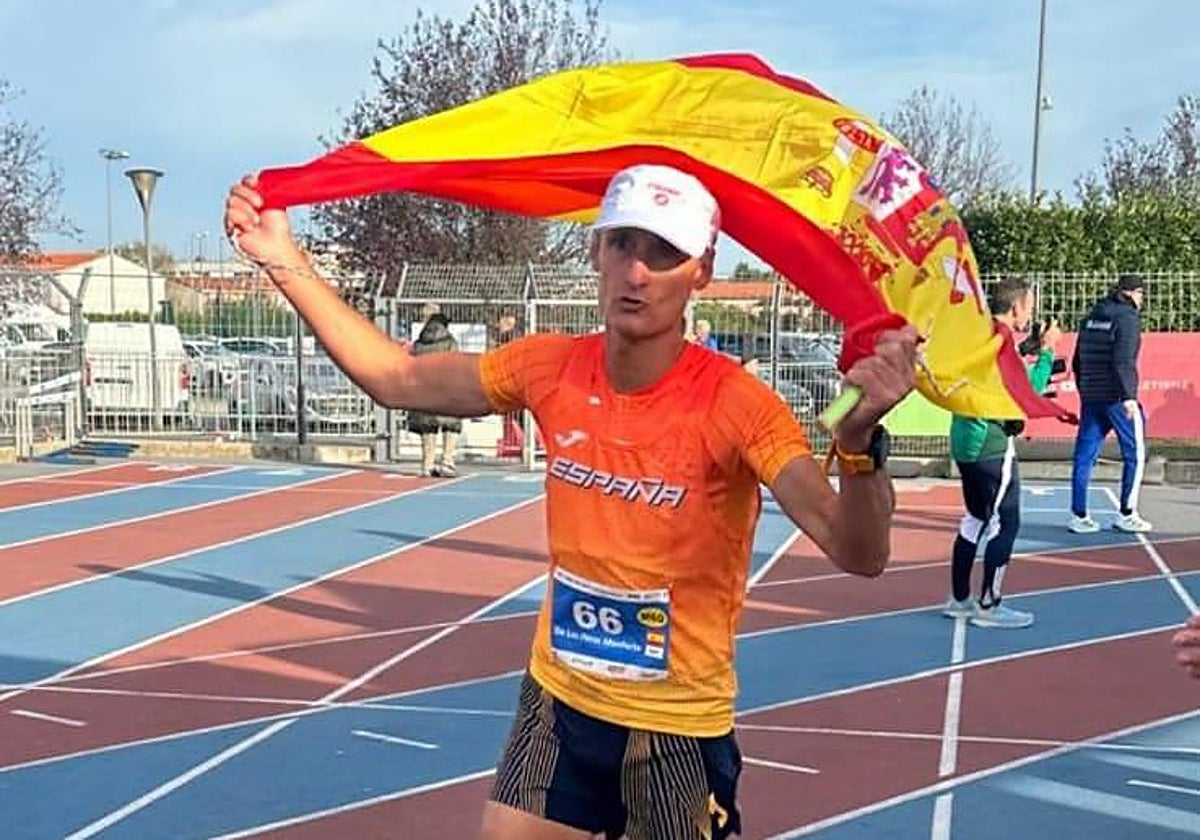 Nico de las Heras, con la bandera de España tras su llegada a meta.