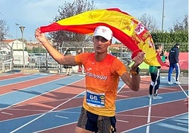 Nico de las Heras, con la bandera de España tras su llegada a meta.