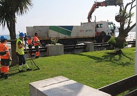 Operarios de Emulsa, en el Muro de San Lorenzo.