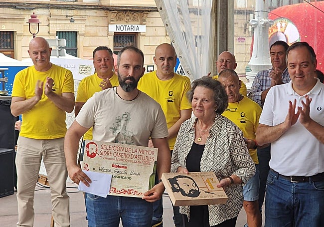 El ganador Héctor García, de Llanes, junto a Geli Collada, representante de la familia Collada, y el alcalde de Villaviciosa, Alejandro Vega.