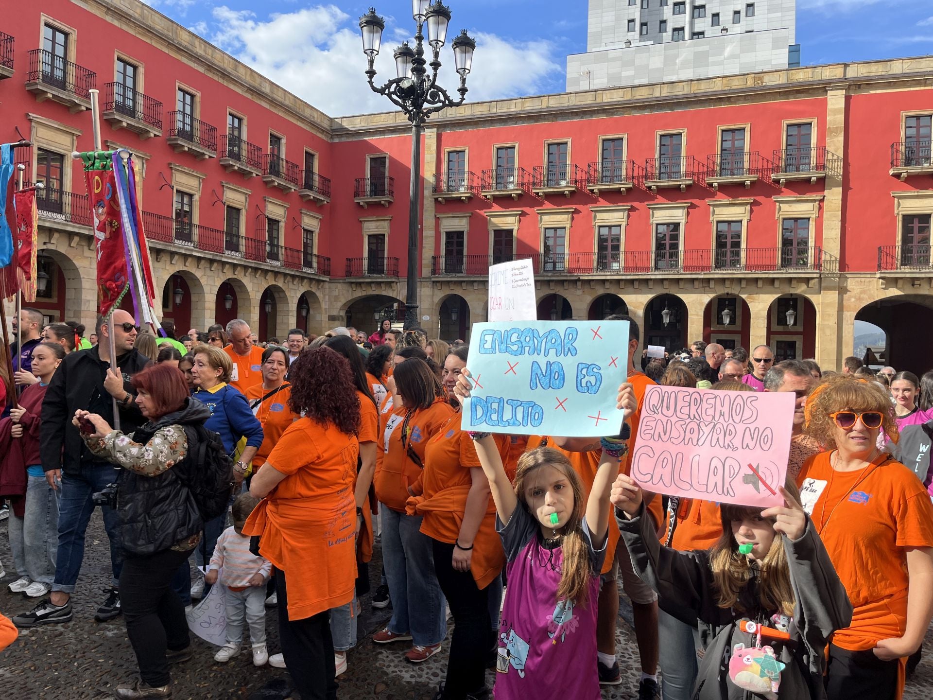 Protesta de las charangas de Gijón: «No hay carnaval si no podemos ensayar»