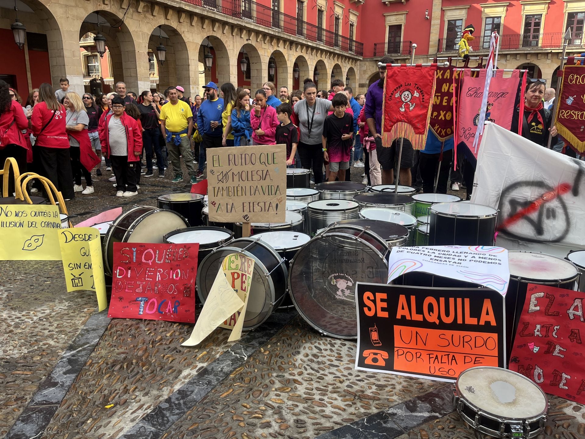 Protesta de las charangas de Gijón: «No hay carnaval si no podemos ensayar»