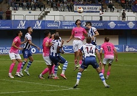 Adri Gómez intenta el remate en una jugada en la primera mitad.