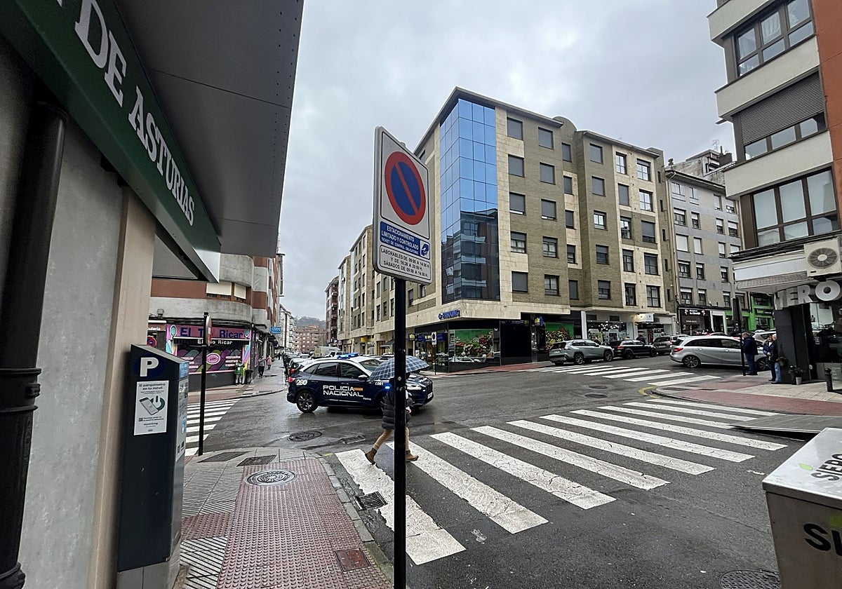 Señal que informa de la zona azul en La Pola.