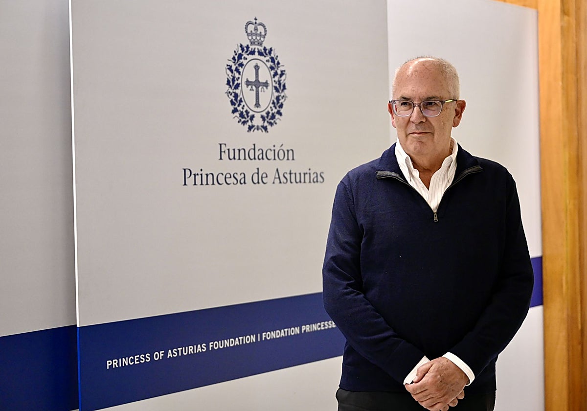 El director del Museo Nacional de Antropología de México, ayer, antes de comenzar su rueda de prensa en Oviedo.
