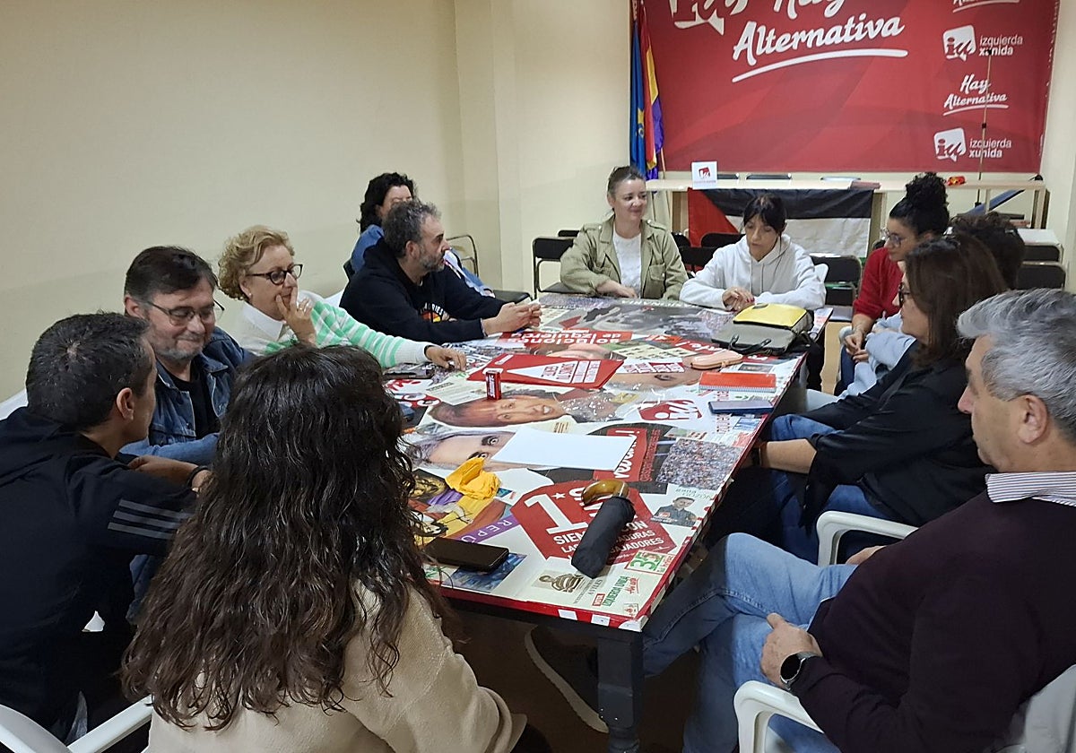 Asamblea de Izquierda Unida de Gozón en su sede de Luanco.