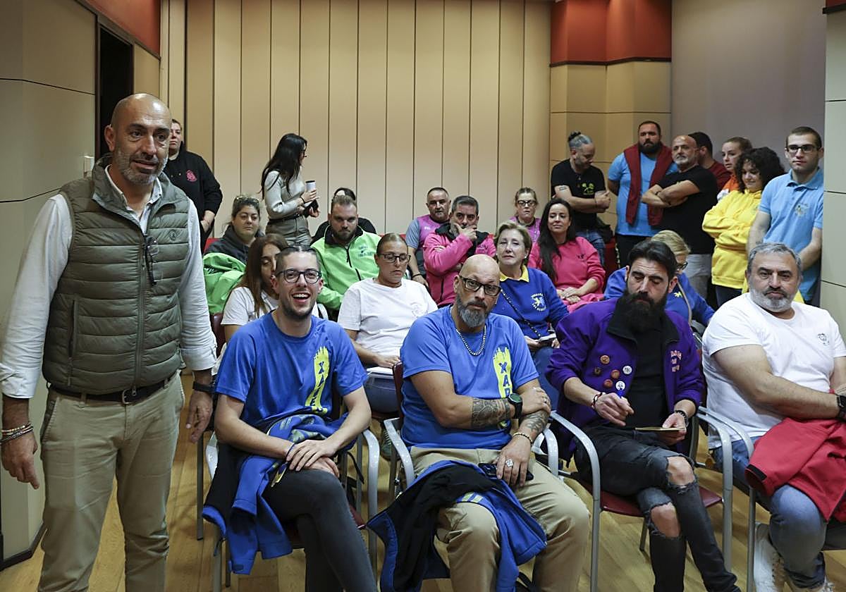 Representantes de las catorce charangas de Gijón, este lunes, durante la reunión con Divertia en la Casa de la Palmera. A la izquierda, el presidente de Divertia, Óliver Suárez.