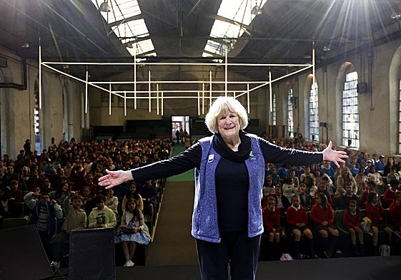 Mary-Claire King abre los brazos en expresión de agradecimiento por la gran acogida en el salón de actos de la Fábrica de La Vega, en Oviedo.