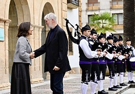 Teresa Sanjurjo recibió al premiado en Ciencias Sociales a su llegada al Hotel de la Reconquista.