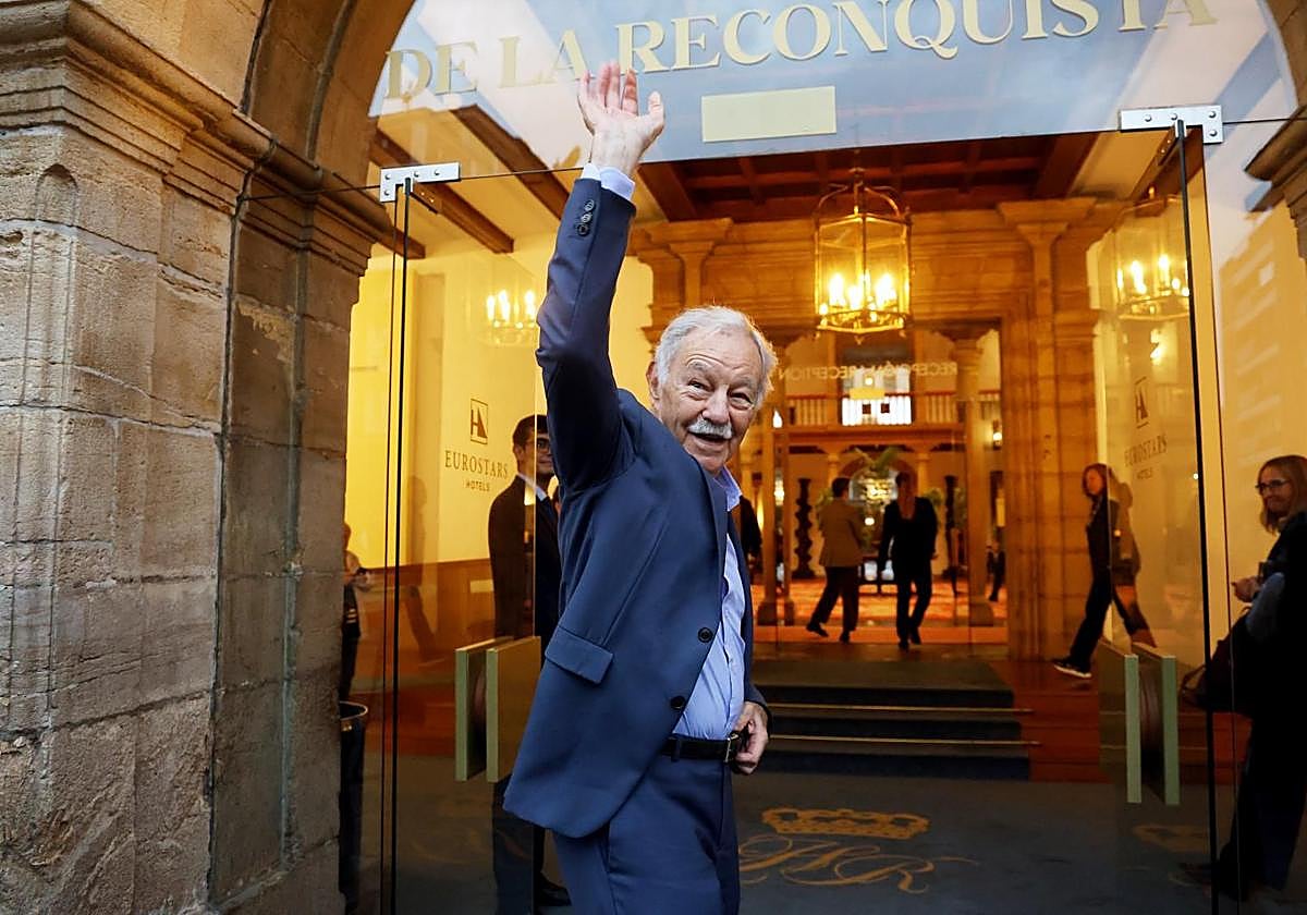 Eduardo Mendoza, ayer, a su llegada a Oviedo.