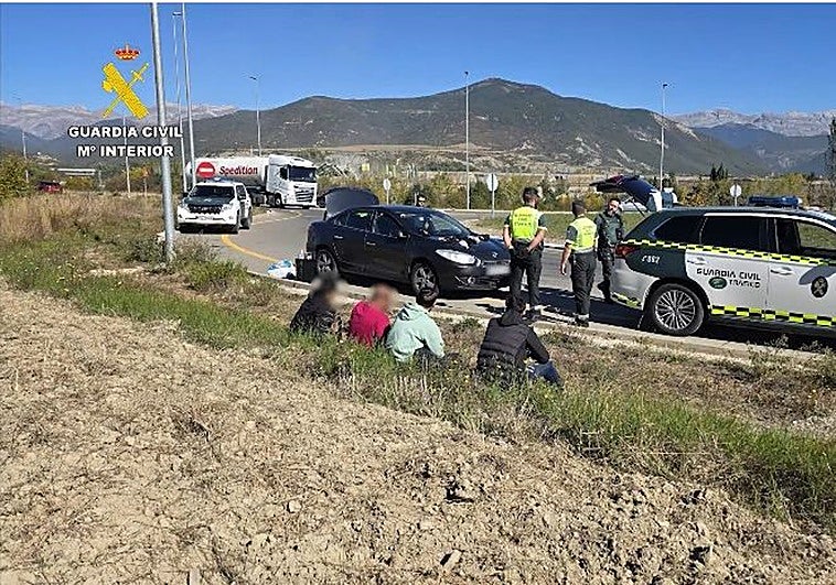 Los delincuentes tras ser interceptados en un control de la Guardia Civil en Huesca.