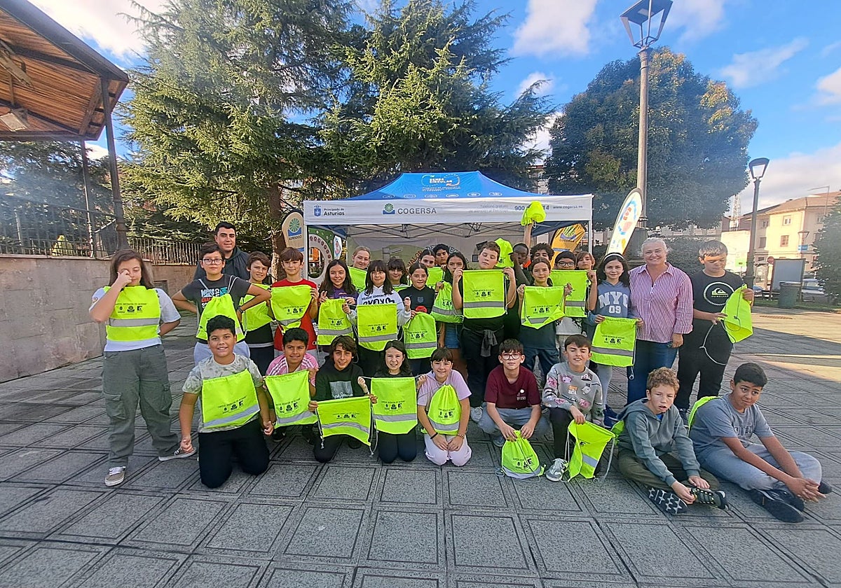 Los alumnos del colegio San José de Calasanz en el parque Cuno Corquera, en Posada de Llanera