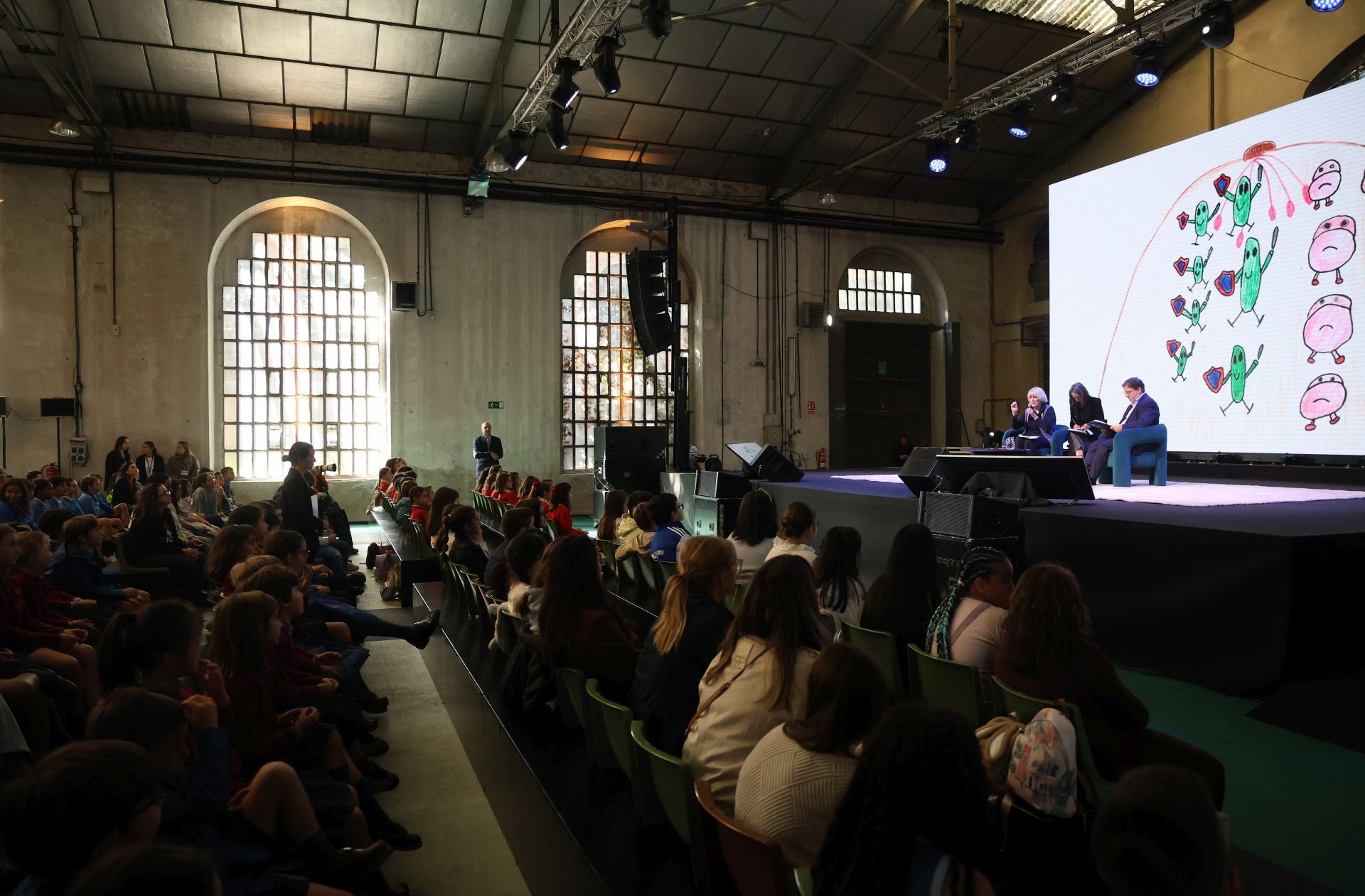 «¡Cuánto piensan estos niños!»: así fue el encuentro de Mary-Claire King con escolares asturianos