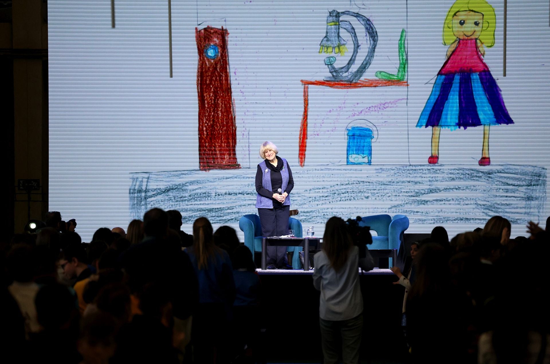 «¡Cuánto piensan estos niños!»: así fue el encuentro de Mary-Claire King con escolares asturianos