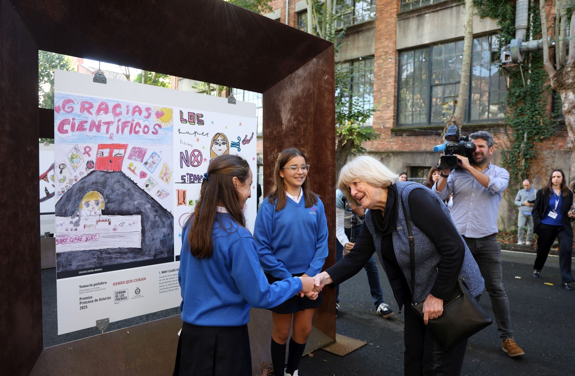 «¡Cuánto piensan estos niños!»: así fue el encuentro de Mary-Claire King con escolares asturianos