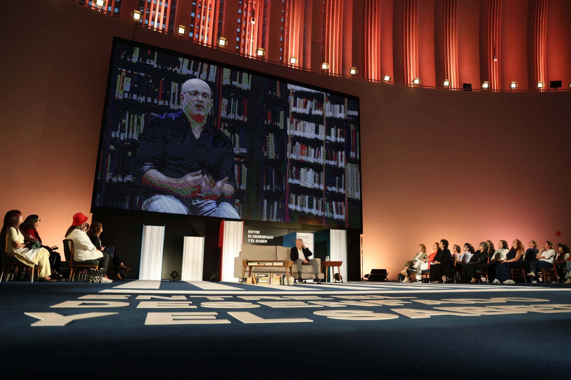 Encuentro de Eduardo Mendoza con lectores de los clubes de lectura