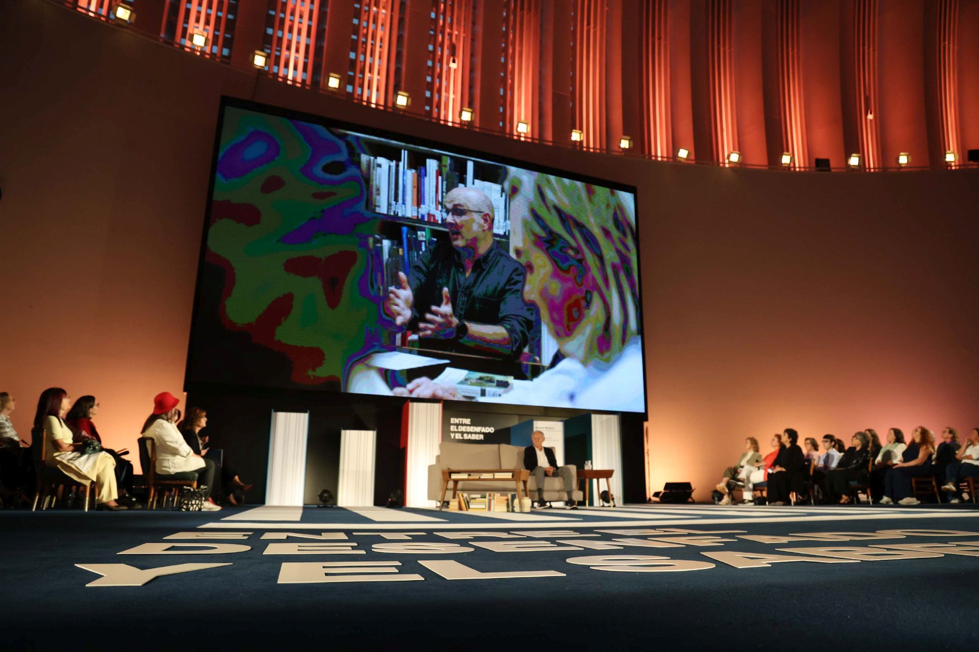 Encuentro de Eduardo Mendoza con lectores de los clubes de lectura