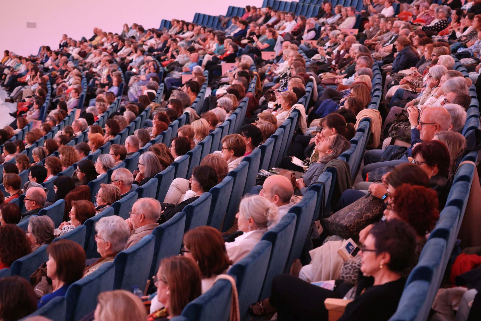 Encuentro de Eduardo Mendoza con lectores de los clubes de lectura