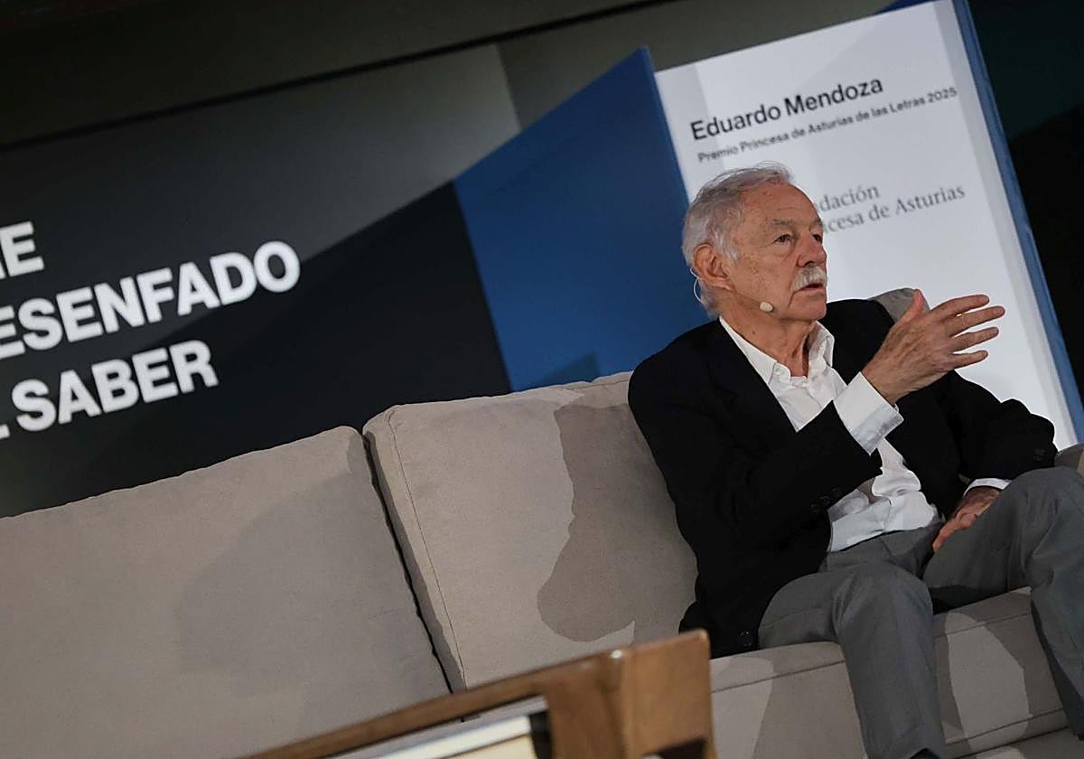 Encuentro de Eduardo Mendoza con lectores de los clubes de lectura