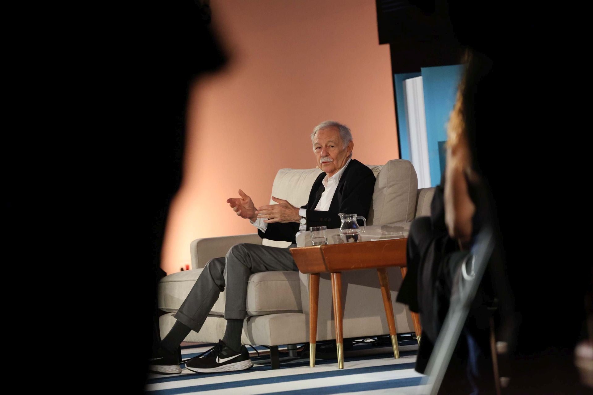 Encuentro de Eduardo Mendoza con lectores de los clubes de lectura